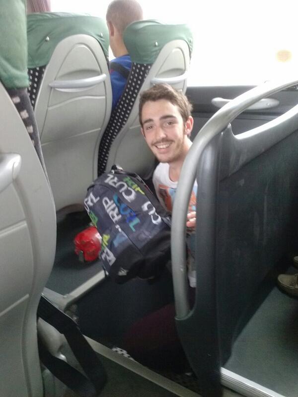 LaUnoCe's tweet photo. @golec94 se quiere bajar en marcha del autobus :O http://t.co/SSejVTe5zT