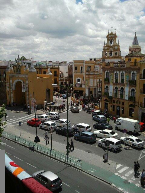 Crlt8's tweet photo. Lo q tiene vivir en la Macarena #revuelo #muchagente http://t.co/JFzIbcEf3Q