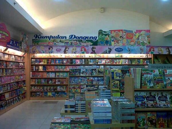 Rp2000_'s tweet photo. RT salonita: Liburan dg blanja Kumpulan Dongeng di gramedmatraman seru nih :) gramediabooks Gramedia http://t.co/pO60XcKVuZ