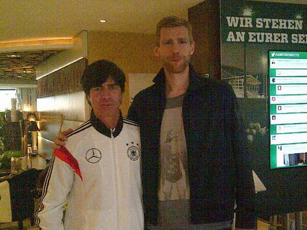 JensGrittner's tweet photo. Welcome, Per! Der Bundestrainer begrüßt Per Mertesacker im Quartier der Nationalmannschaft in Südtirol. http://t.co/4DAu35x2HJ
