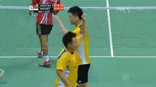 netmedia_info's tweet photo. Thomas Cup - Ahsan/Setiawan vs Tan/Hoon 19-21 / 21-8 / 21-23 #NETThomasCup http://t.co/FrThJVcpSb