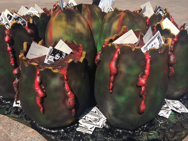 evbatash's tweet image. В Москве у редакции "Эха Москвы" появились яйца Пятой колонны!