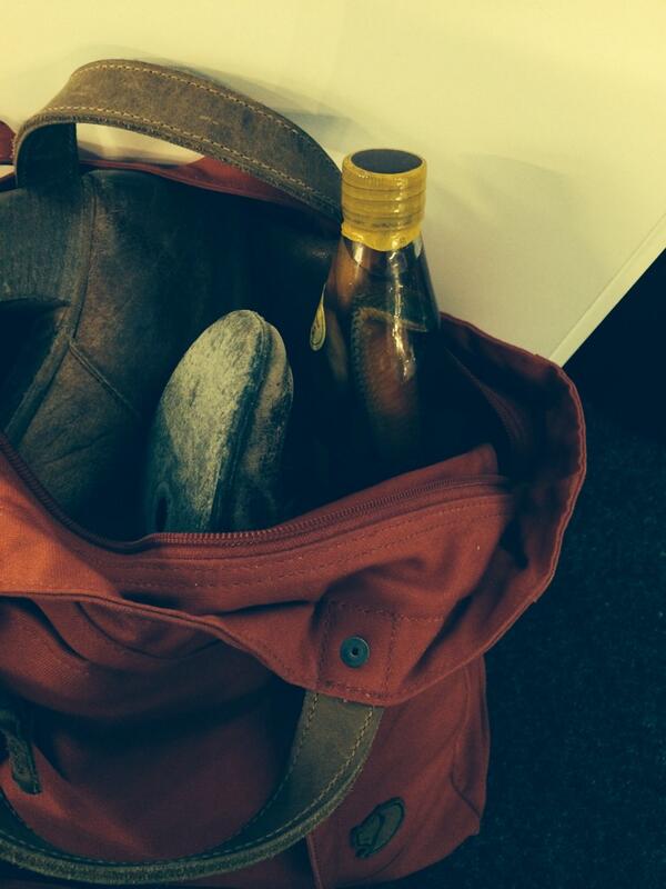 frheinrich's tweet photo. Ey @simonbeeck - glaubst Du echt, ich merke nicht, was Du mir in meine Tasche schmuggelst? #gehtnoch #snakeschnaps http://t.co/SIZERUVP5I