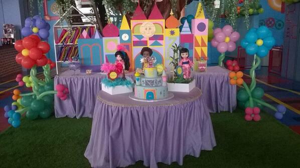 FunnyFactoryRD's tweet photo. It's a Small World http://t.co/S18PVKLroe