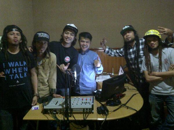 Gangstarasta's tweet photo. Kami sudah on air lho brothers n sisters di @CherryBlackR! Ayo langsung streaming di http://t.co/SVDgjB1mgq ☺ http://t.co/IXOWhTwa6J