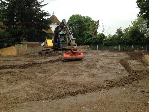 gregevansmg's tweet image. Olly weaving his magic and 'coring' out the green @EalingGolfClub #chippinggreen