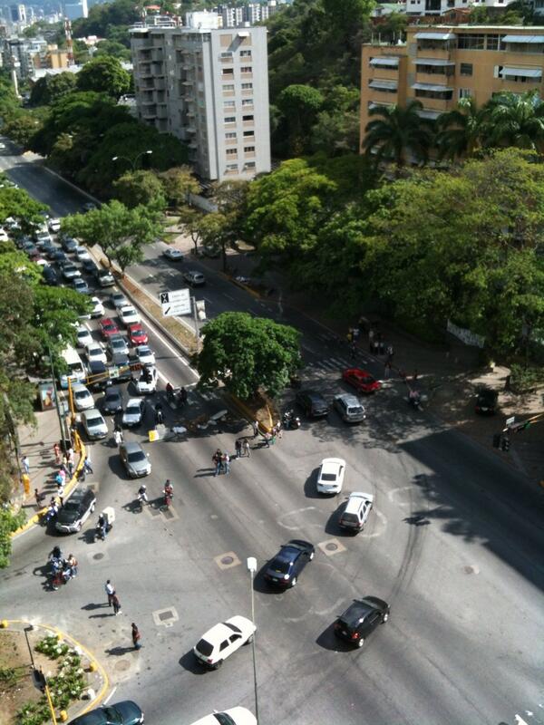 El_Chispudo's tweet photo. Pelea &amp; violencia en #elcafetal #pelea #23M #venezuela #caracas #sanluis #guarimba #amor #nopasanada #beso 8:55 am http://t.co/8uVqiXrznZ