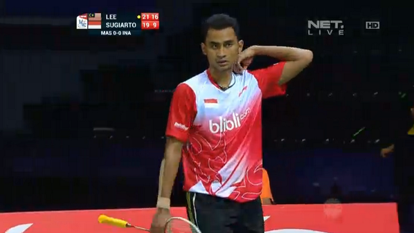 netmedia_info's tweet photo. Lee Chong Wei masih memimpin di set kedua dengan skor Tommy vs Chong Wei 19-21/10-18 #NETThomasCup http://t.co/rDUka4LeO7
