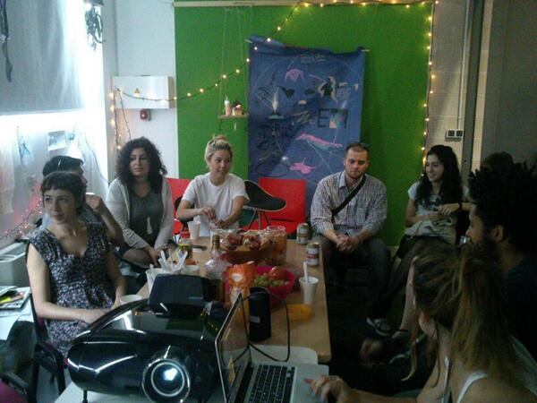 PlacaTurca's tweet photo. Cadena Presentativa a L'Estruch @fabrica_estruch @AbrilAscaso #PlacaTurca http://t.co/dJh9O9YySM