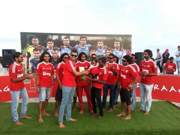 Dhiraagu's tweet photo. #HabeysBoduberuGroup gifted their song #Foari to our #MageyGaumuMageyTeam event near Raalhugandu today http://t.co/ytkGAb1o92
