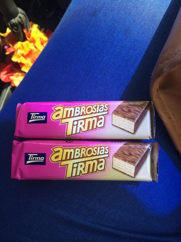 marikiiya1's tweet photo. "Dos chocolatinas pa dos pedazo de tias." El gasolinero, 15:38 @lawa00 http://t.co/2EJJJNcY8T