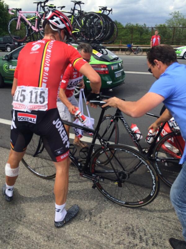 RealStephens's tweet image. Here's @Lotto_Belisol 's @HansenAdam mid way through a bike change at todays #Giro feed zone.. #fastchange