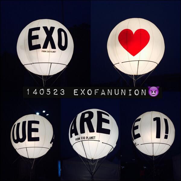 WITHEXOcom's tweet image. “@exofanunion: EXO FAN UNION 라이트 애드벌룬! 여러분의 귀가길 환히...* 내일 또 만나요~😈 #TheLostPlanet #WeAreOne http://t.co/uMEbZghsLm”