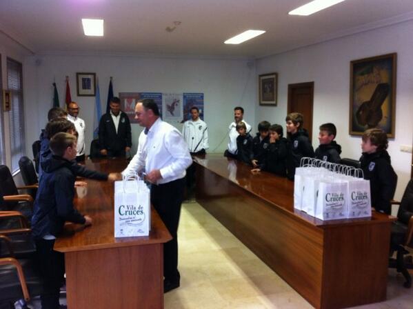 galocup's tweet photo. Xa eestán aquí...Vitória Sport Clube....recepción no concello! http://t.co/YXlb95zGwP