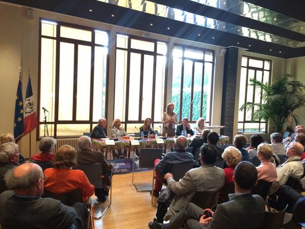 JeremyRAOULT's tweet photo. Dernière réunion publique des #Europeennes2014 au Pecq avec @vpecresse et @clegrip CC @IDF2014 http://t.co/4g3uzWS7b5