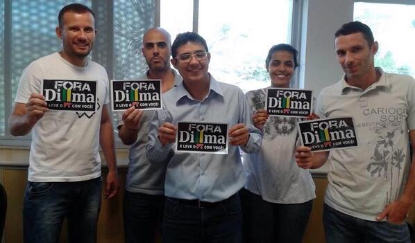 Zaga_Silos's tweet photo. Os futuros médicos do Brasil, depois de difamados e perseguidos pelo PT,  também dão o recado... #ForaDilma http://t.co/jgqUp1ZGkg