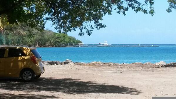 manliodavid's tweet photo. La vista del estacionamiento de Bac en Roatan! HA!! http://t.co/mondO8lNvX