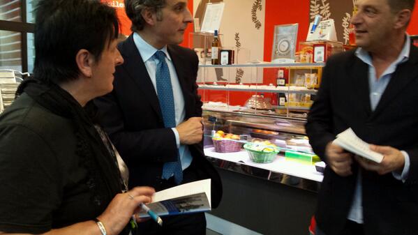 Michele_Coppola's tweet photo. Anche a #SettimoTorinese si parla #UnaNuovaFabbricadiLavoro #scegliere http://t.co/5NcophbqQt