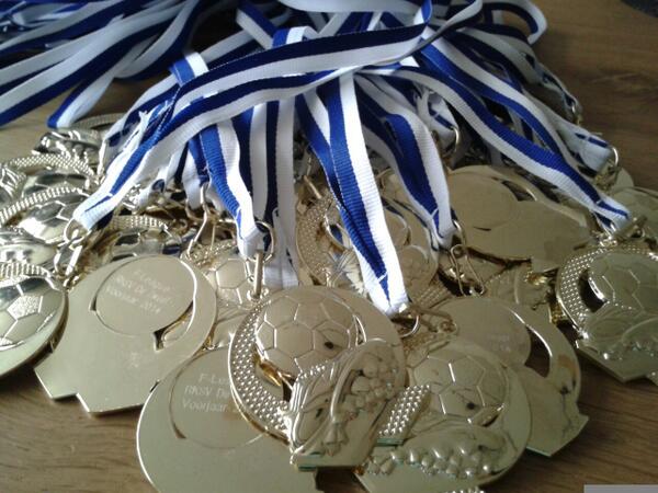 rksvdezweef's tweet photo. Morgen seizoensafsluiting F-League! Voor 33 mini's 'n mooie medaille met dank aan service van sponsor @Reflex_tweet! http://t.co/4UoTpqDRyV