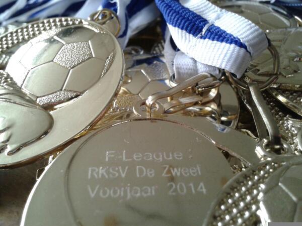rksvdezweef's tweet photo. Morgen seizoensafsluiting F-League! Voor 33 mini's 'n mooie medaille met dank aan service van sponsor @Reflex_tweet! http://t.co/4UoTpqDRyV