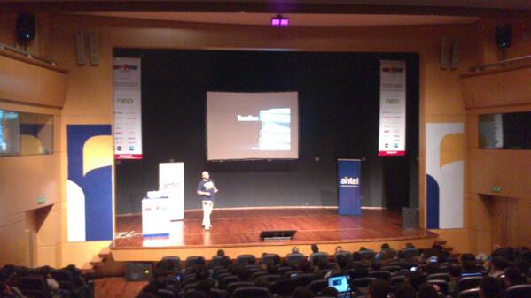 picandocodigo's tweet image. ¡Bo! @godfoca está dando una charla calzado!! #RubyConfUY