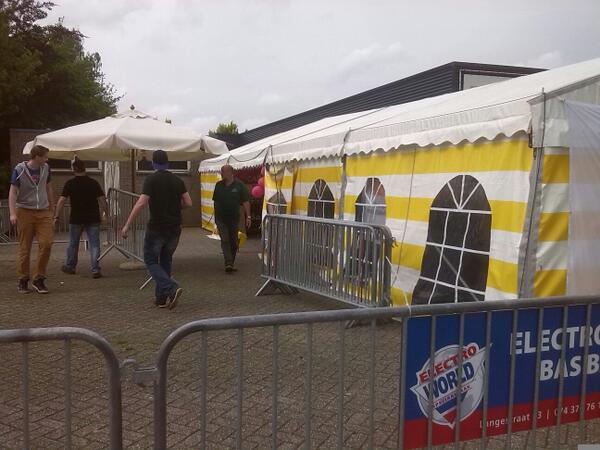 Er wordt hard gewerkt om morgen alles piekfijn voor elkaar te hebben voor <a href="/Music4Air/">Music 4 air</a> bij <a href="/DeTambourijn/">De Tambourijn</a> in Borne.