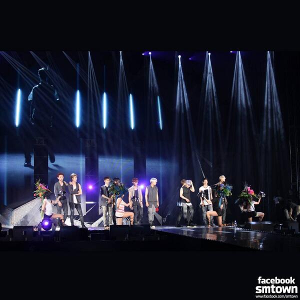 allkpop's tweet photo. Cast of 'Roommate,' Jo Kwon, Wooyoung, f(x), VIXX and more attend #EXO's concert http://t.co/sG9ufY82l0 http://t.co/lIrf729HyU