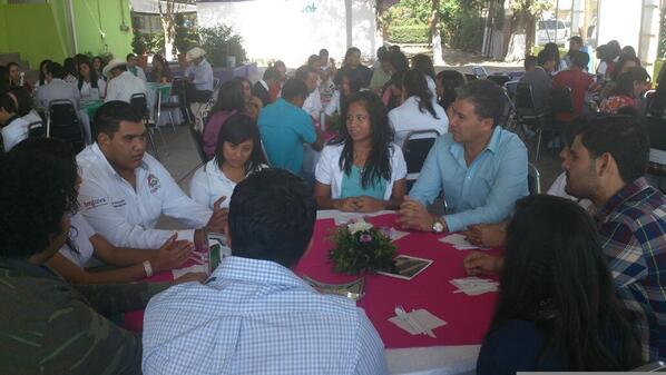 Canatlan_Gob's tweet photo. Platicando con los líderes estudiantiles, en el desayuno, celebrando el día del estudiante http://t.co/F4I6GvBiOM