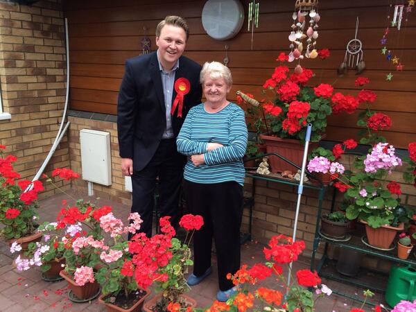 ChrisLeslieUK's tweet photo. The colour of Mrs Telfer's geraniums bode well for Labour's candidate @MichaelPayneUK in #Newark! #labourdoorstep http://t.co/20MTO9ED4M