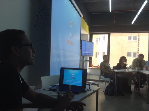 @robertmontoya explicando la iniciativa de <a href="/superkonkiro/">Comunidad KonKiro</a>. Todo el que quiera ayudar es bienvenido #CodingVenezuela