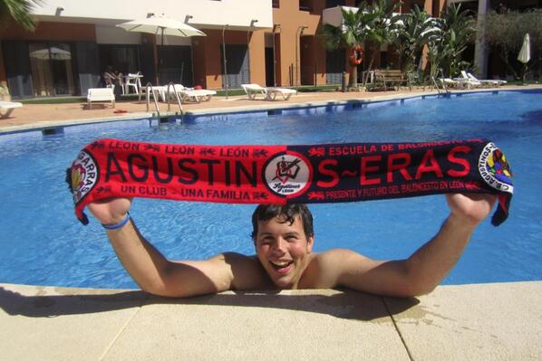 samuelcrack's tweet photo. Desde Almería con @cbAgustinosEras  ¡Todos con vosotros cracks! #LeonQuiereLEB  VAMOS LEÓN http://t.co/vVL4uo4uQb