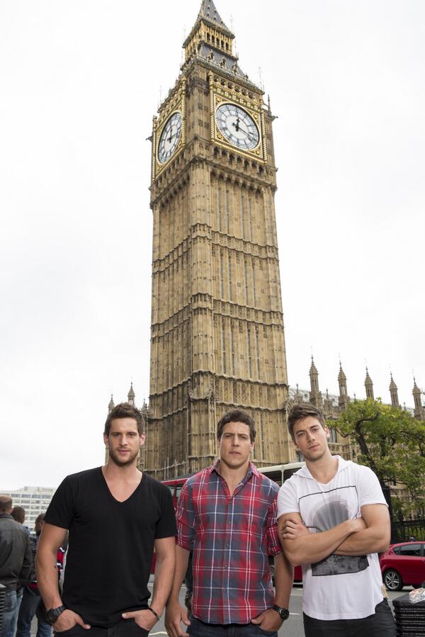 HomeandAwayTV's tweet image. Who's got the Friday feeling? Maybe this #HomeandAway behind the scenes snap will help? Bring on Monday!  #Braxtons