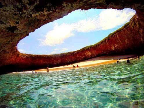 lhorreur404's tweet photo. Playa del amor, plage cachée, au Mexique, Îles Marietta, située au large de la côte de Puerto Vallarta. http://t.co/OPbn6AwvOt