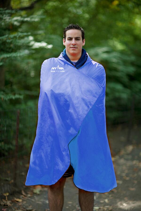 chloebullets's tweet image. “@nycmarathon: Behold the 2014 #TCSNYCMarathon poncho, @Oldmanriverwalk @BeksBK it's Team In Pudding blue  http://t.co/NQbgdlt9NI”