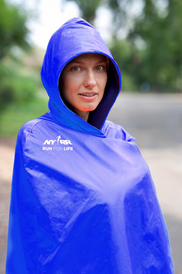chloebullets's tweet image. “@nycmarathon: Behold the 2014 #TCSNYCMarathon poncho, @Oldmanriverwalk @BeksBK it's Team In Pudding blue  http://t.co/NQbgdlt9NI”