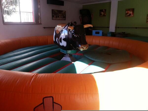 CafePubNavas12's tweet photo. Ya hemos arrancado con el toro mecanico!!! FIESTA COWBOY de 19:00 a 22:00 barra libre de cerveza y tinto de verano. http://t.co/CQOyPnMyBN
