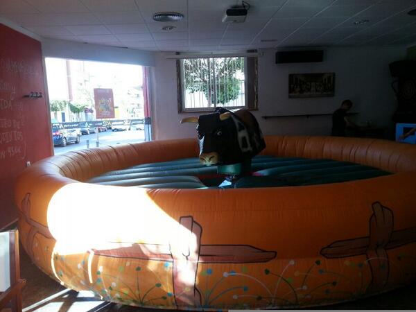 CafePubNavas12's tweet photo. Ya hemos arrancado con el toro mecanico!!! FIESTA COWBOY de 19:00 a 22:00 barra libre de cerveza y tinto de verano. http://t.co/CQOyPnMyBN