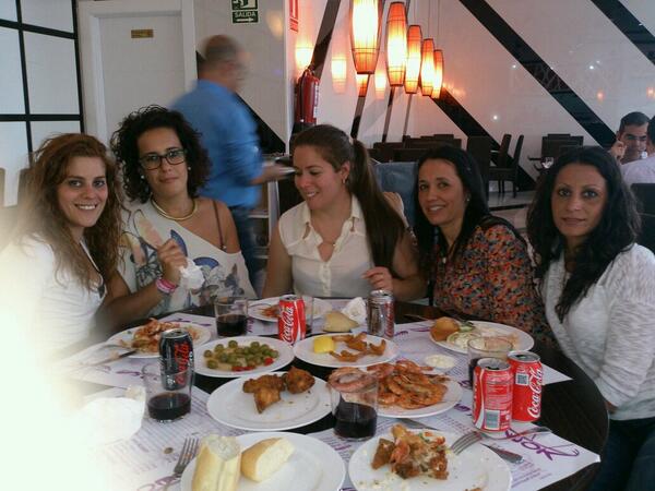 saraybravo23's tweet photo. Pero que buen dia hemos hechao! Si ske sois las mejores @kristhyna79 @mcrr86 #hermana #manoli http://t.co/uRUsUW7zHP