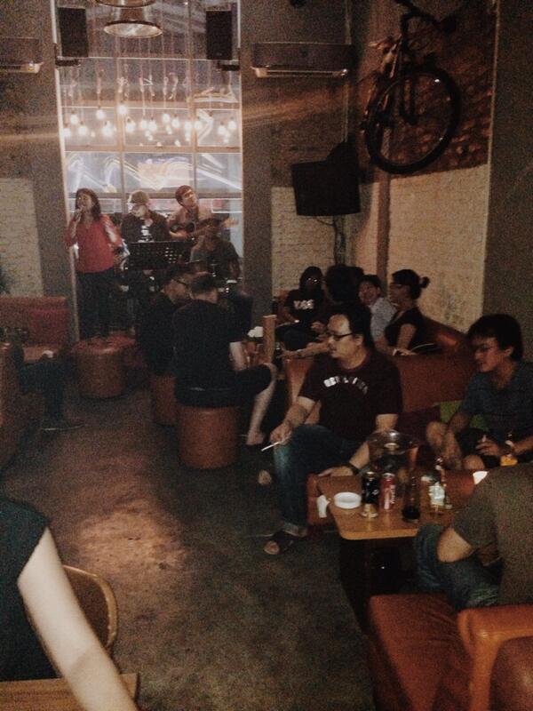 BaseCafeBar's tweet photo. Bedtime is playing http://t.co/dTCz0N7ZPK