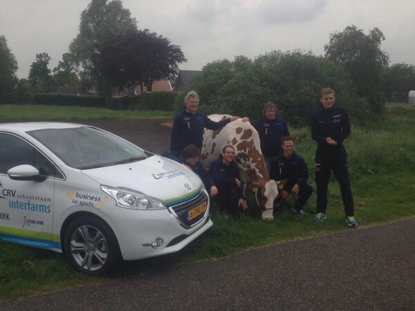 Wouterdenburger's tweet photo. Overhandiging sponsorauto's schaatsteam @crvinterfarms groot succes! @hylkemapeugeot is trotse sponsor! http://t.co/dWVJ3Vdkf6