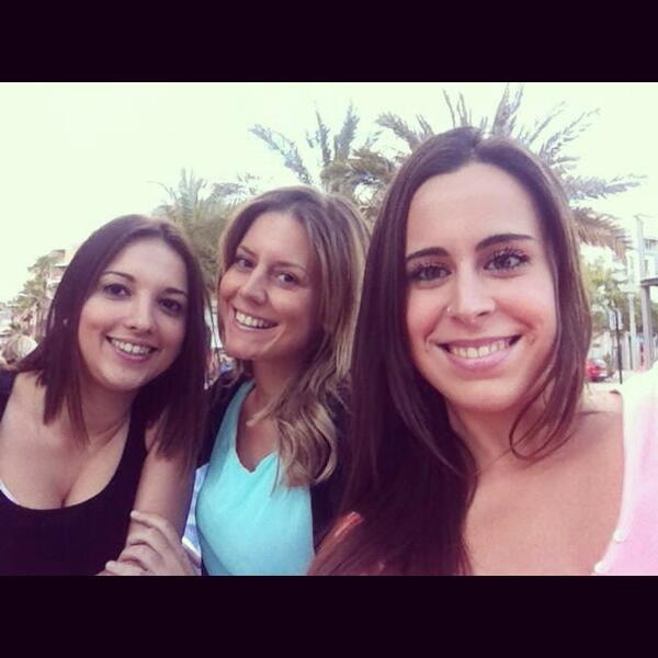 PamelaMilln's tweet photo. Cholleando con mis amores!! @AlfaroAmanda @MartinaTole http://t.co/hofhrqsbZq