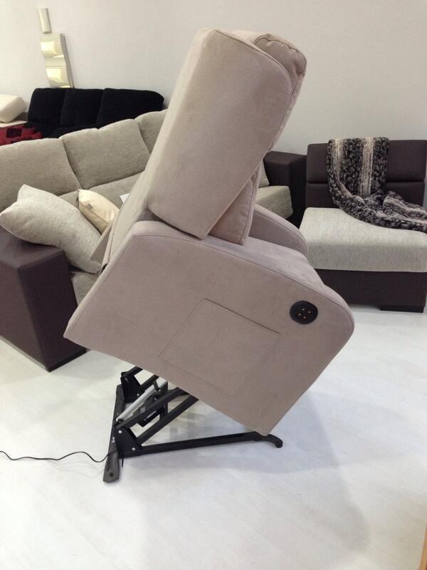 ms_hogar's tweet photo. Nuevo sillón relax con doble motor para diferenciar pies de cabeza, e incorporador para facilitar la puesta en pie. http://t.co/sb0Ys1HsEB