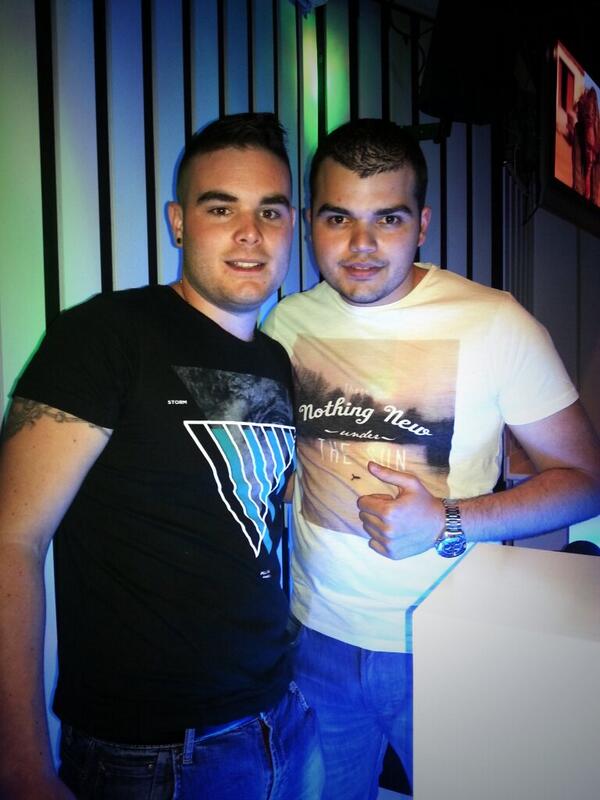 FabiSanchez_87's tweet photo. Ultima Noche en "ATENEA" (Aguilas).
Buenas Noches.. Comenzamos!
Aqui una foto con un gran Jefe...
Gracias por todo!!! http://t.co/OkXMct9PlS