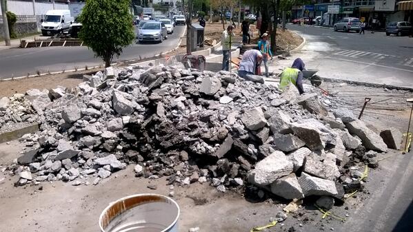 <a href="/AdrianRubalcava/">Adrián Rubalcava</a> xq los topes d lomas d Chamizal los pusieron y luego quitando causan mucho trafico ocupan 2 carriles