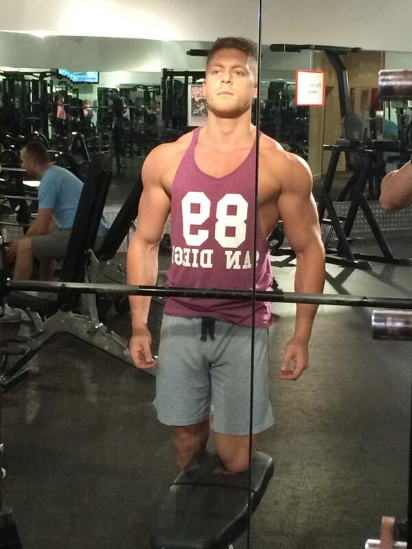Adam1Usher's tweet photo. @tomosamo #usethelight #arms http://t.co/xre44horQS