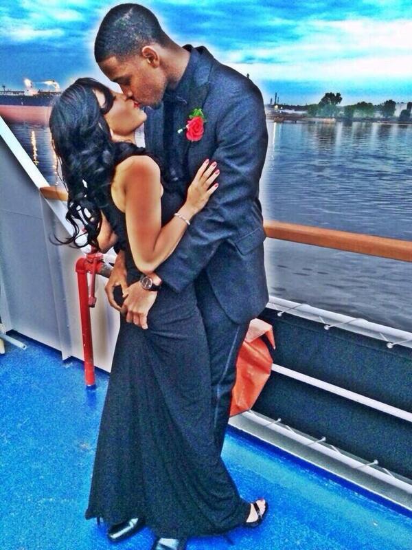 iadorewomen_'s tweet photo. Proper way to kiss yo girl 💯💏 http://t.co/fuSlqVx0nf