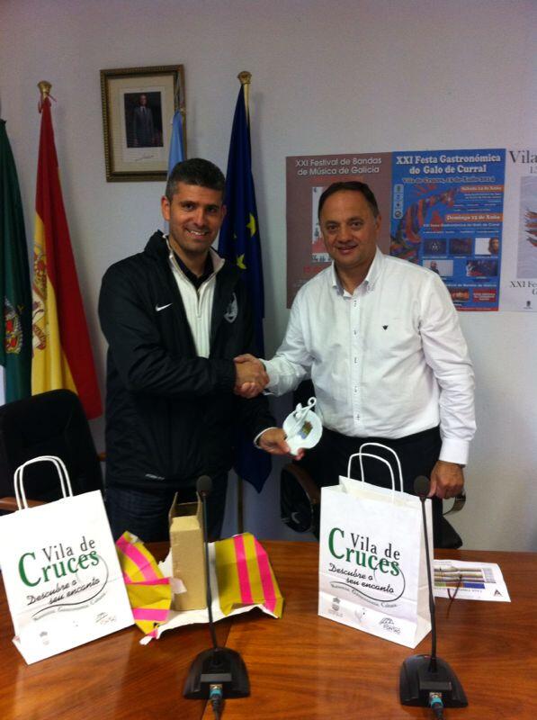galocup's tweet photo. O alcalde Jesús Otero co delegado do equipo portugués! http://t.co/Pwb5hpMTHS