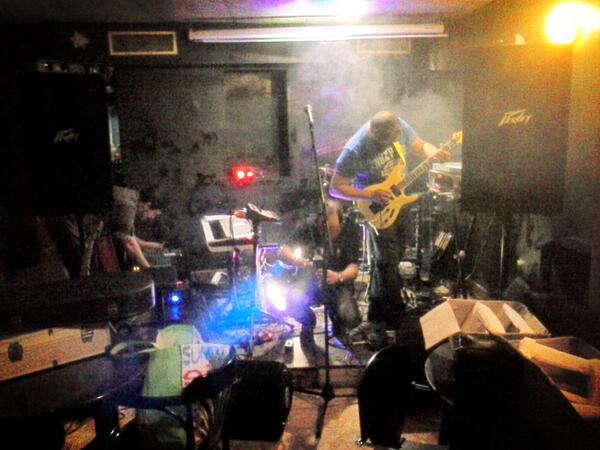 Fornband's tweet photo. Terminando de preparar todo en El Corb, Benicasim. A las 23h empezamos!! http://t.co/2uBwSRiHNZ