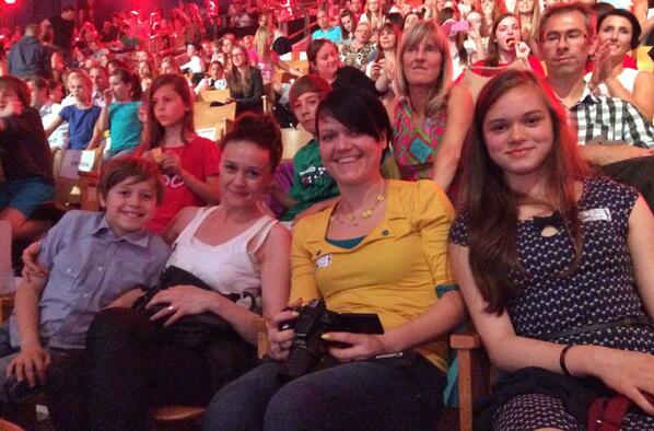 hellobankbelgie's tweet photo. Hoppa tweetseat style! De laatste rechte lijn in met @annmilla75 @lunialleke @bebbleboutit! #HelloTheVoice #tvvv http://t.co/bQA61DBCwF