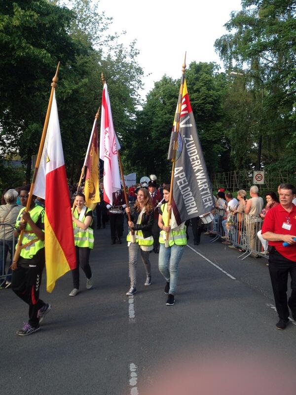 A4DUgchelen's tweet photo. Nog wat foto's van de intocht http://t.co/BSZudlj1hI